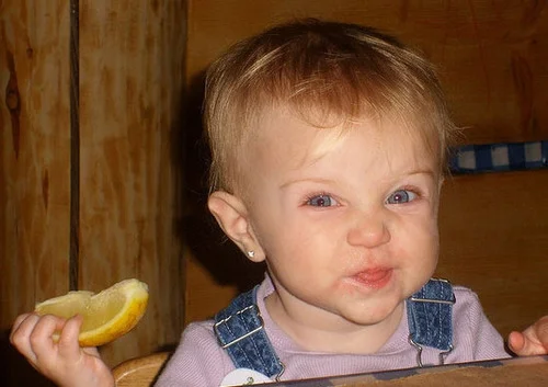 Малюки вперше у житті куштують лимон, і це шалено смішно - фото 373752