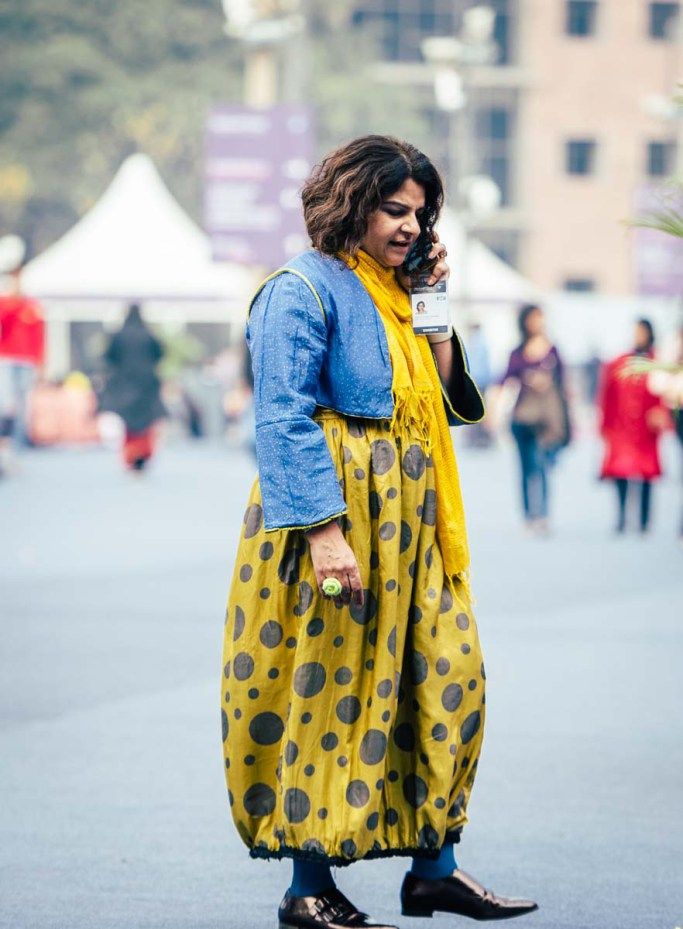 Весна в желто-голубых цветах: яркий street style - фото 374874