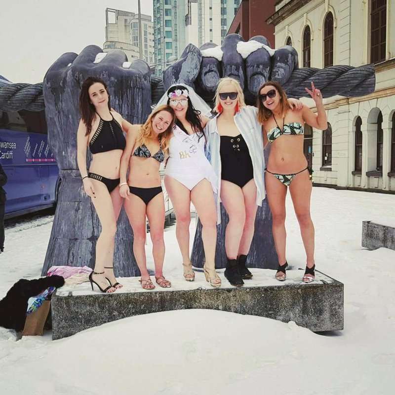 Непогода наломала теплый отпуск и девушки устроили вечеринку в бикини прямо в снегу - фото 373619