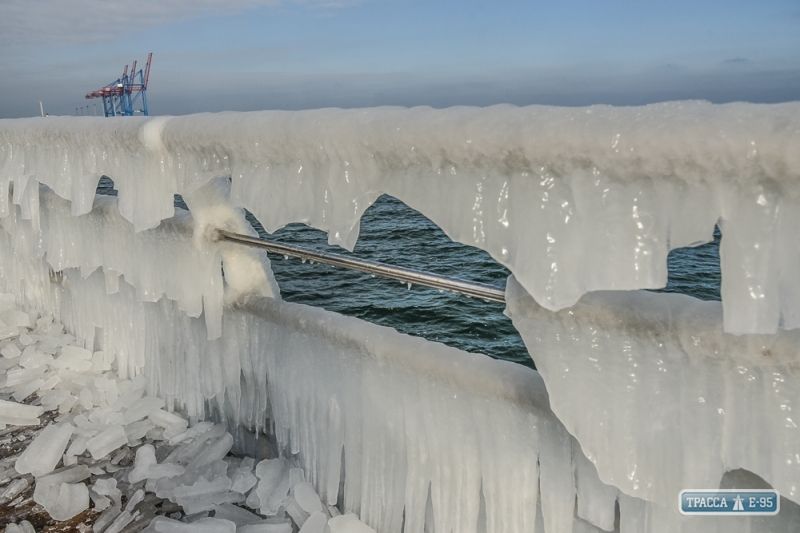 Одесская набережная замерзла, и это ледяное зрелище поражает - фото 375791