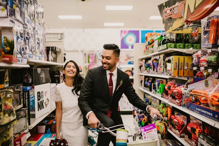 Пара сделала свадебную фотосессию в супермаркете, и это самое трогательное, что вы видели - фото 374218