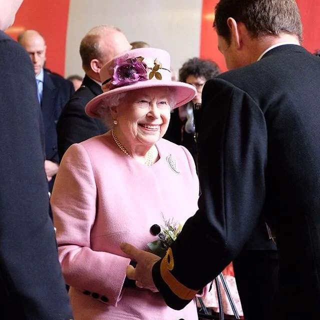 Королева Єлизавета ІІ замилувала весь світ своїм новим ніжним образом - фото 376828