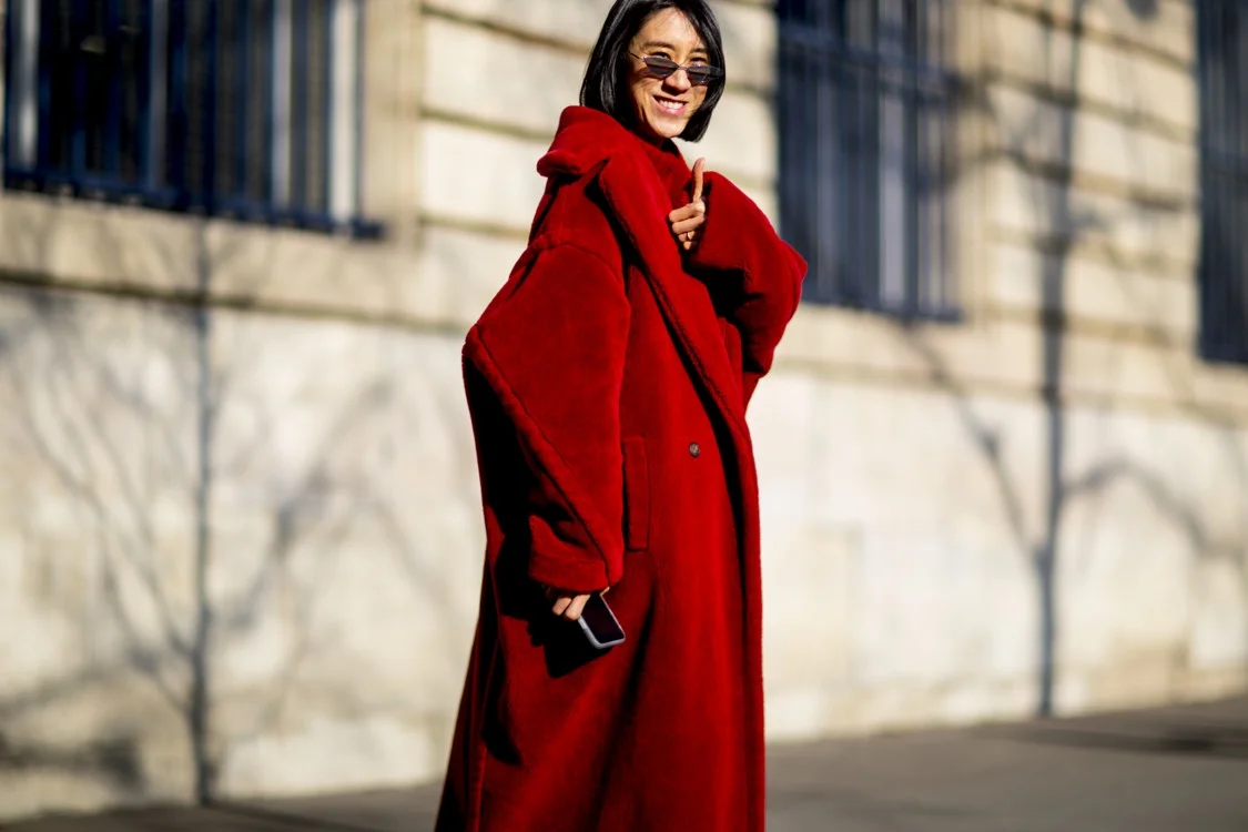 Французский шарм: стильные уличные луки на Неделе моды в Париже - фото 372847