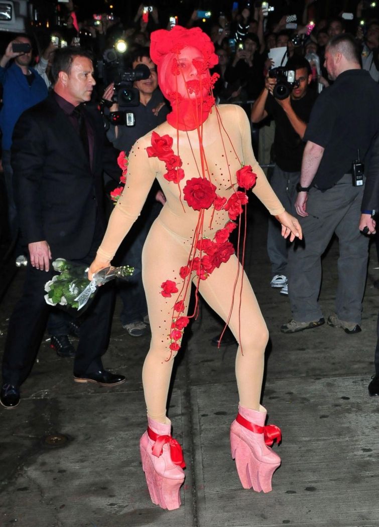 Lady Gaga - 32: самые эпатажные образы певицы, за которые мы ее так любим - 376841 Lady Gaga - 32: самые эпатажные образы певицы, за которые мы ее так любим - фото 376841