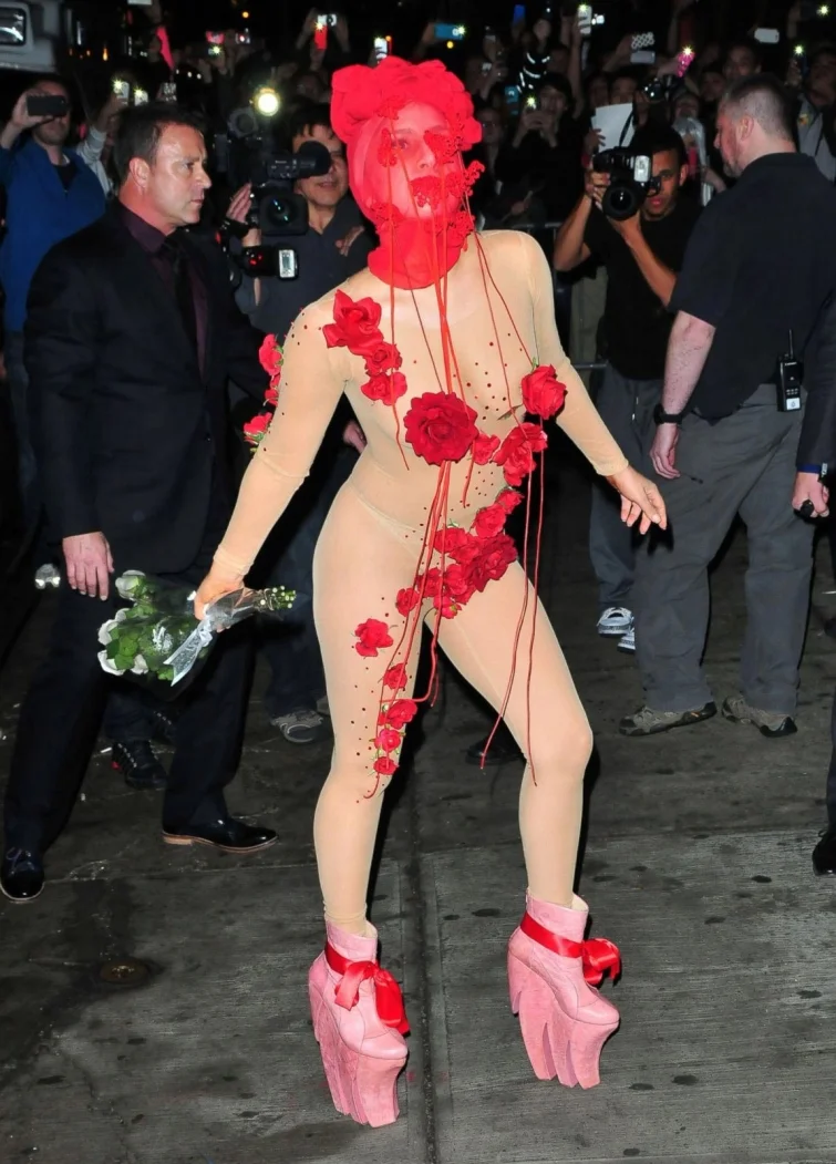 Lady Gaga - 32: самые эпатажные образы певицы, за которые мы ее так любим - фото 376841