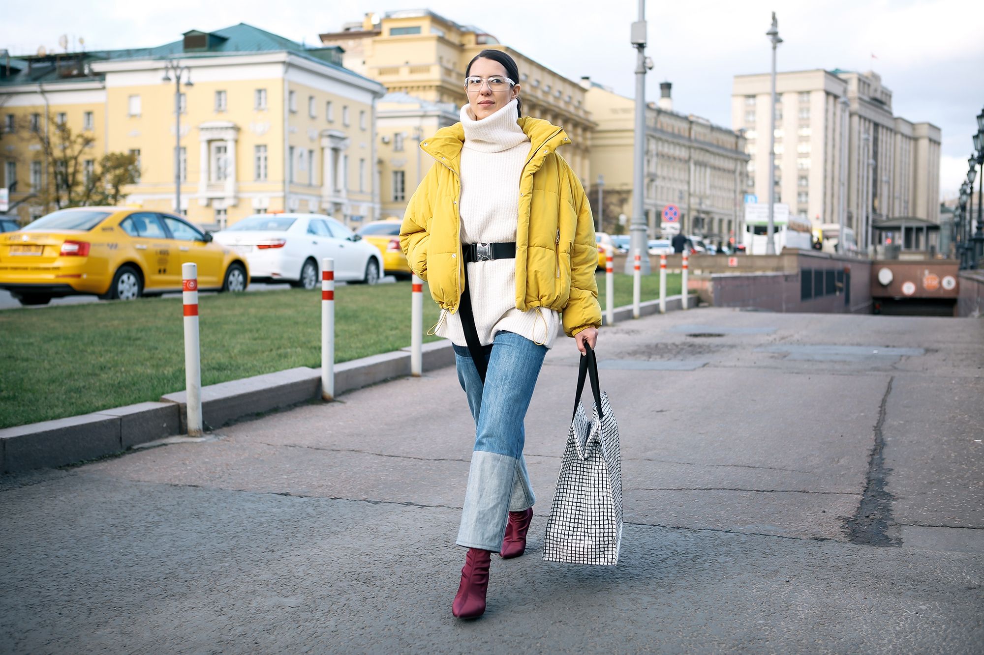 Весна в желто-голубых цветах: яркий street style - фото 374886