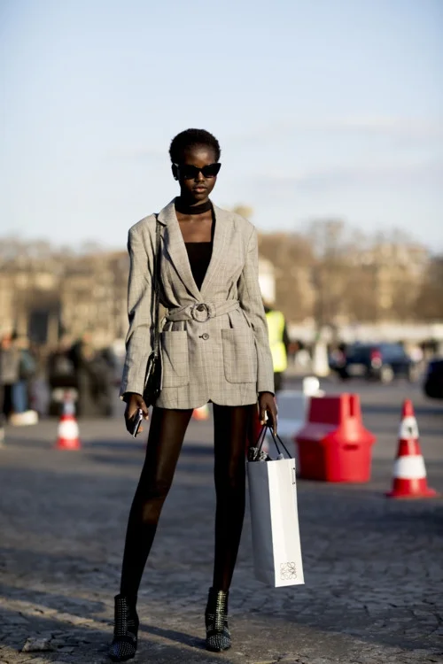Французький шарм: стильні вуличні луки на Тижні моди в Парижі - фото 372855