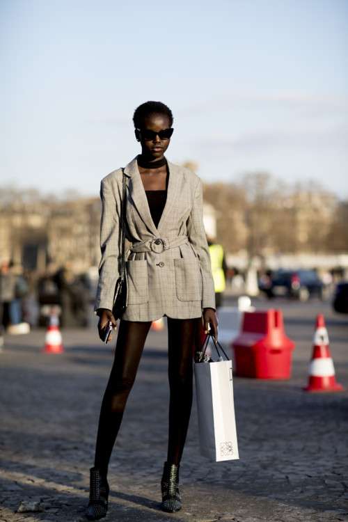 Французский шарм: стильные уличные луки на Неделе моды в Париже - фото 372855