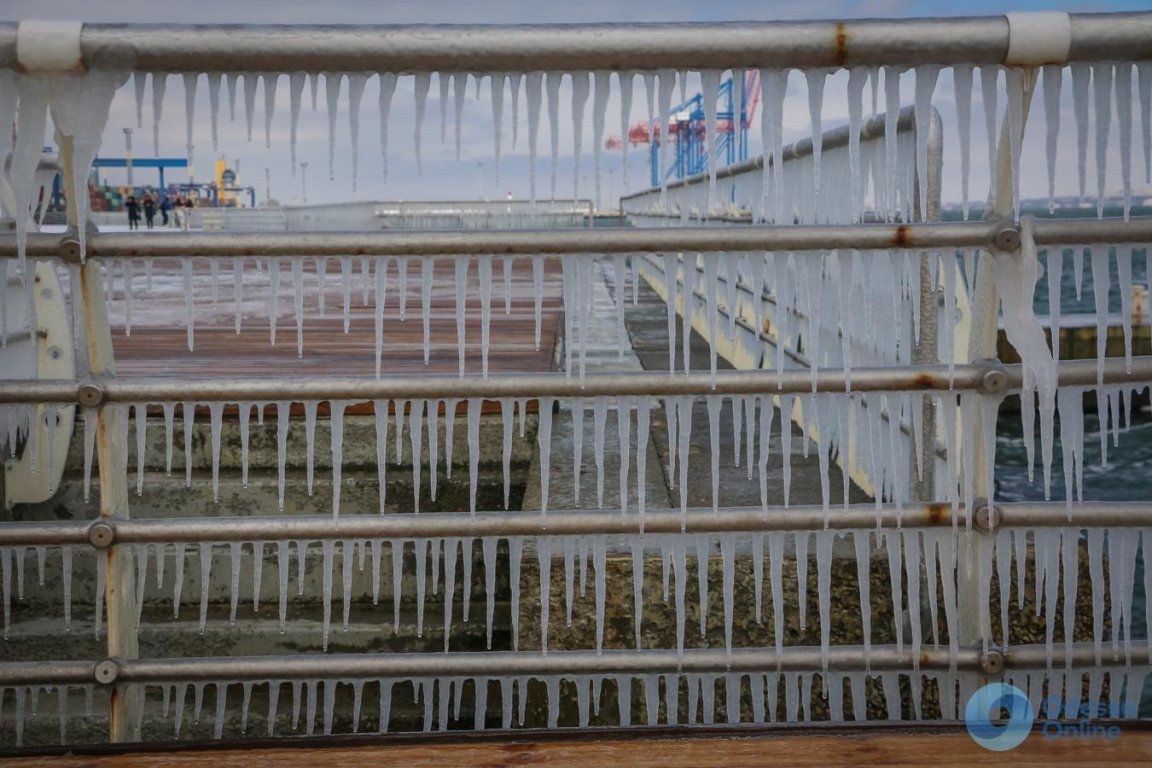Одесская набережная замерзла, и это ледяное зрелище поражает - фото 375790