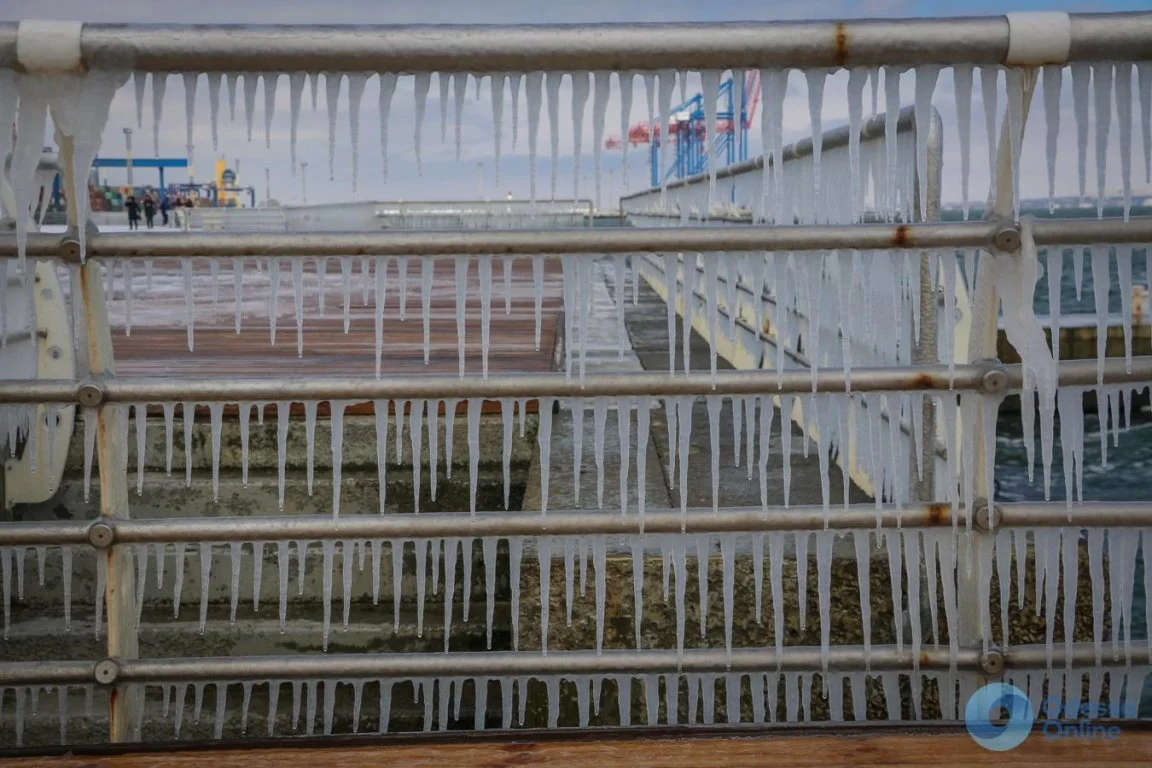 Одесская набережная замерзла, и это ледяное зрелище поражает - фото 375790