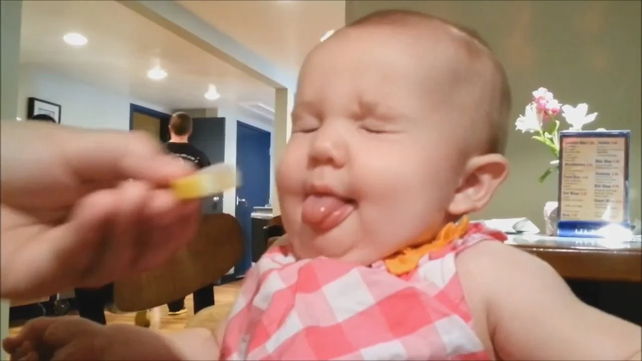 Малыши впервые в жизни пробуют лимон, и это безумно смешно - фото 373746