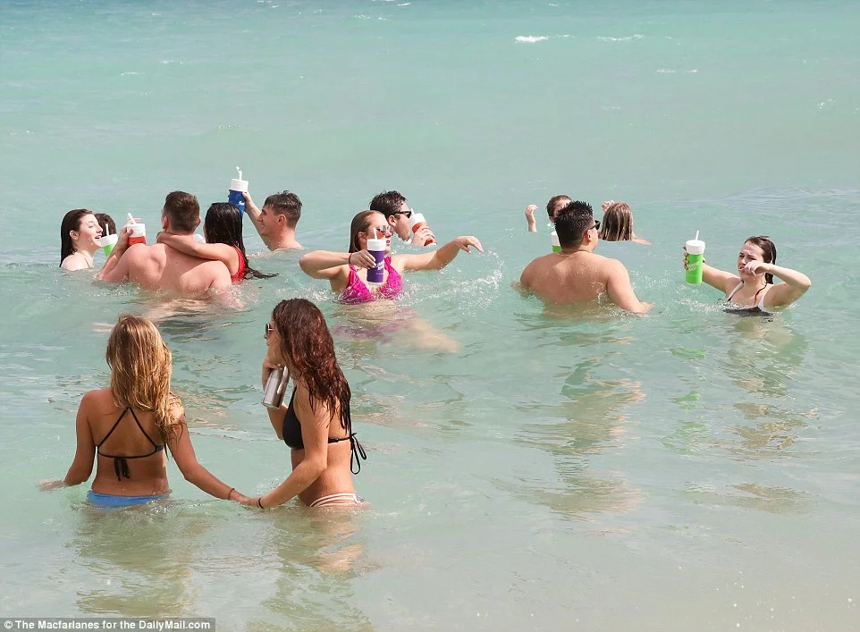 Голые попки, разврат и алкоголь: как американские студенты празднуют весенние каникулы - фото 374991