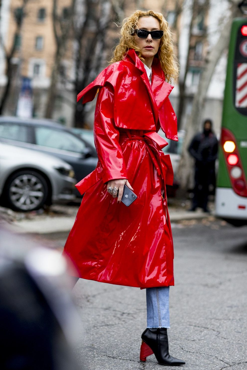 Lady in red: красный лаковый плащ стал хитом весеннего сезона - 374323 Lady in red: красный лаковый плащ стал хитом весеннего сезона - фото 374323