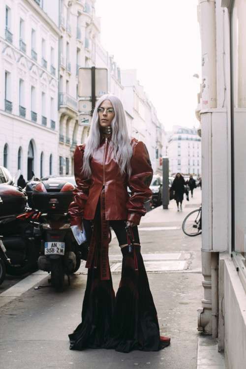 Французский шарм: стильные уличные луки на Неделе моды в Париже - фото 372873