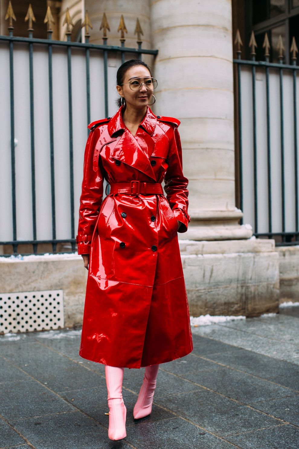 Lady in red: красный лаковый плащ стал хитом весеннего сезона - 374325 Lady in red: красный лаковый плащ стал хитом весеннего сезона - фото 374325