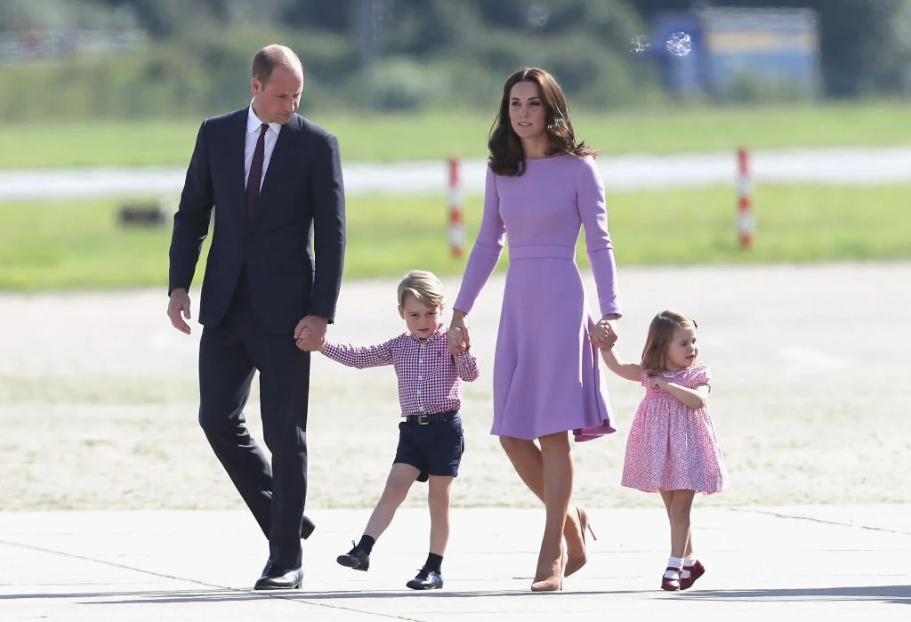 Принц Уильям с Кейт Миддлтон и детьми - фото 373783