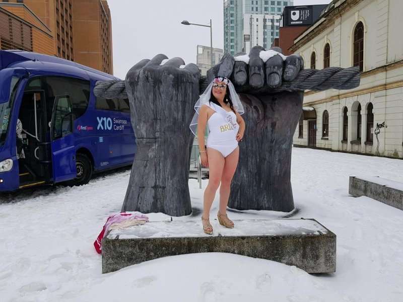 Непогода наломала теплый отпуск и девушки устроили вечеринку в бикини прямо в снегу - фото 373621