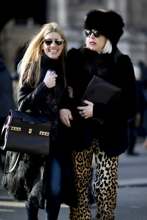 Французский шарм: стильные уличные луки на Неделе моды в Париже - фото 372835