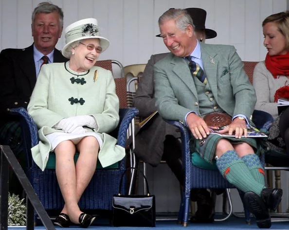 По-английски: ТОП-5 удачных шуток Елизаветы II и ее родственников, которые тебя рассмешат - фото 372631