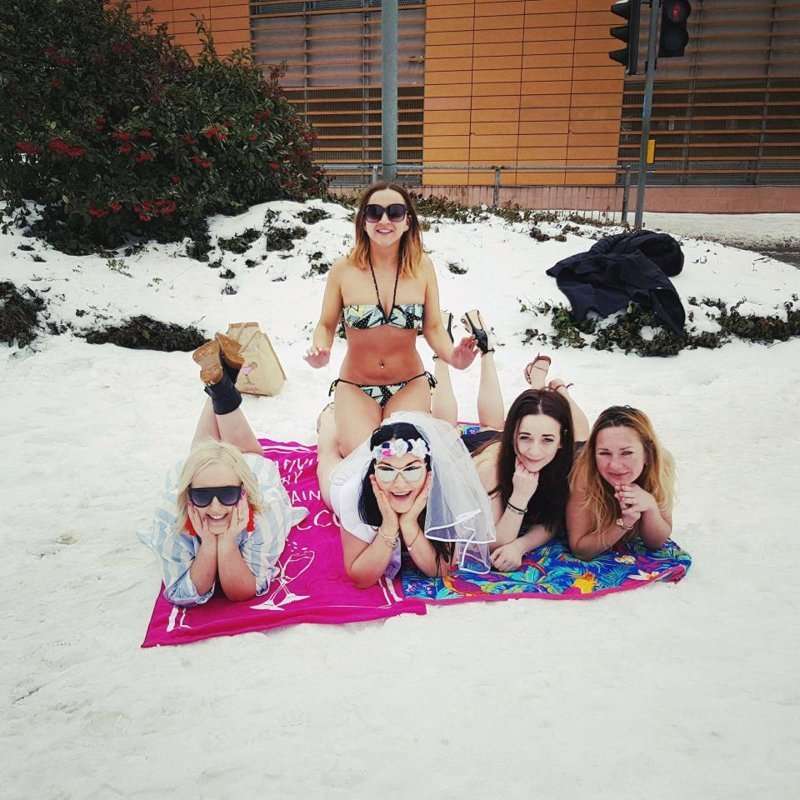 Негода наламала теплу відпустку і дівчата влаштували вечірку в бікіні прямо у снігу - фото 373620