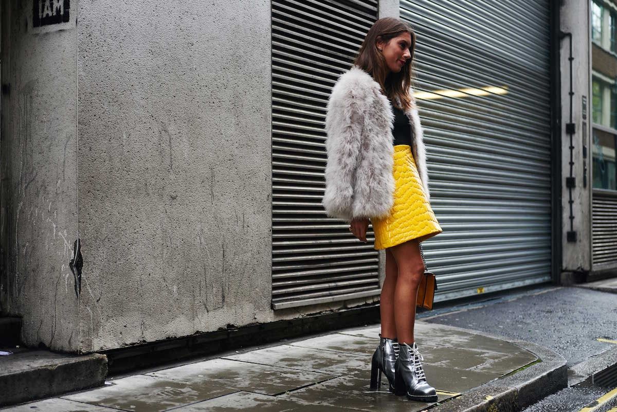 Весна в желто-голубых цветах: яркий street style - фото 374876