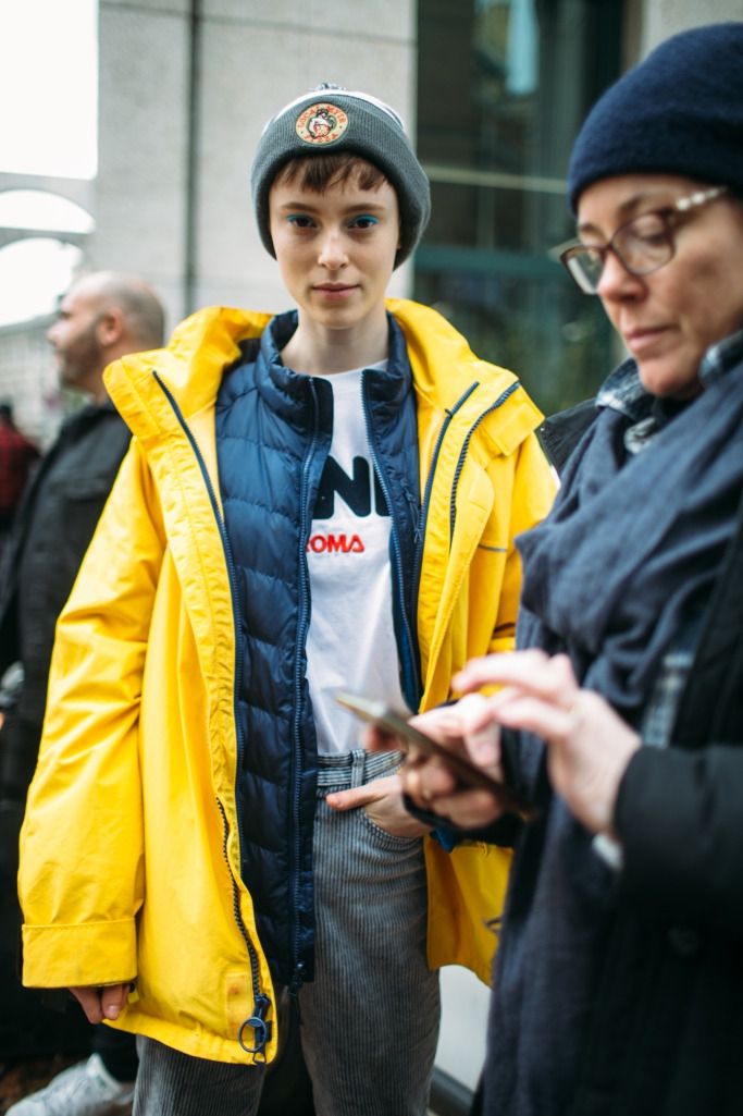 Весна в желто-голубых цветах: яркий street style - фото 374875