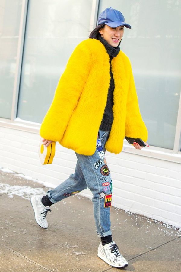 Весна в желто-голубых цветах: яркий street style - фото 374881