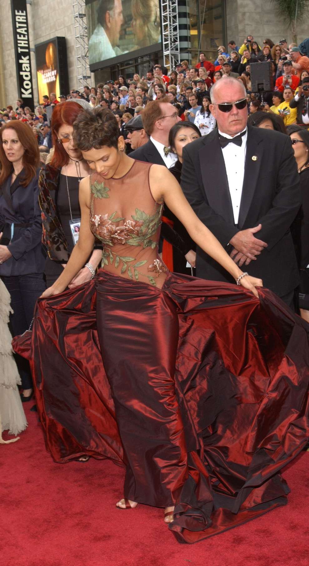 Эпатажные платья за всю историю церемонии 'Оскар', которые не обсуждал только ленивый - фото 372957