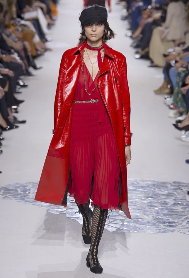 Lady in red: красный лаковый плащ стал хитом весеннего сезона - 374332 Lady in red: красный лаковый плащ стал хитом весеннего сезона - фото 374332