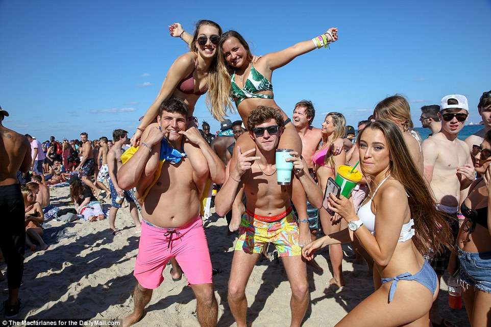 Голые попки, разврат и алкоголь: как американские студенты празднуют весенние каникулы - фото 374997