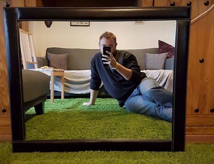 Фотошедевр: смешные снимки людей, которые просто хотели сфотографировать зеркало - фото 376476