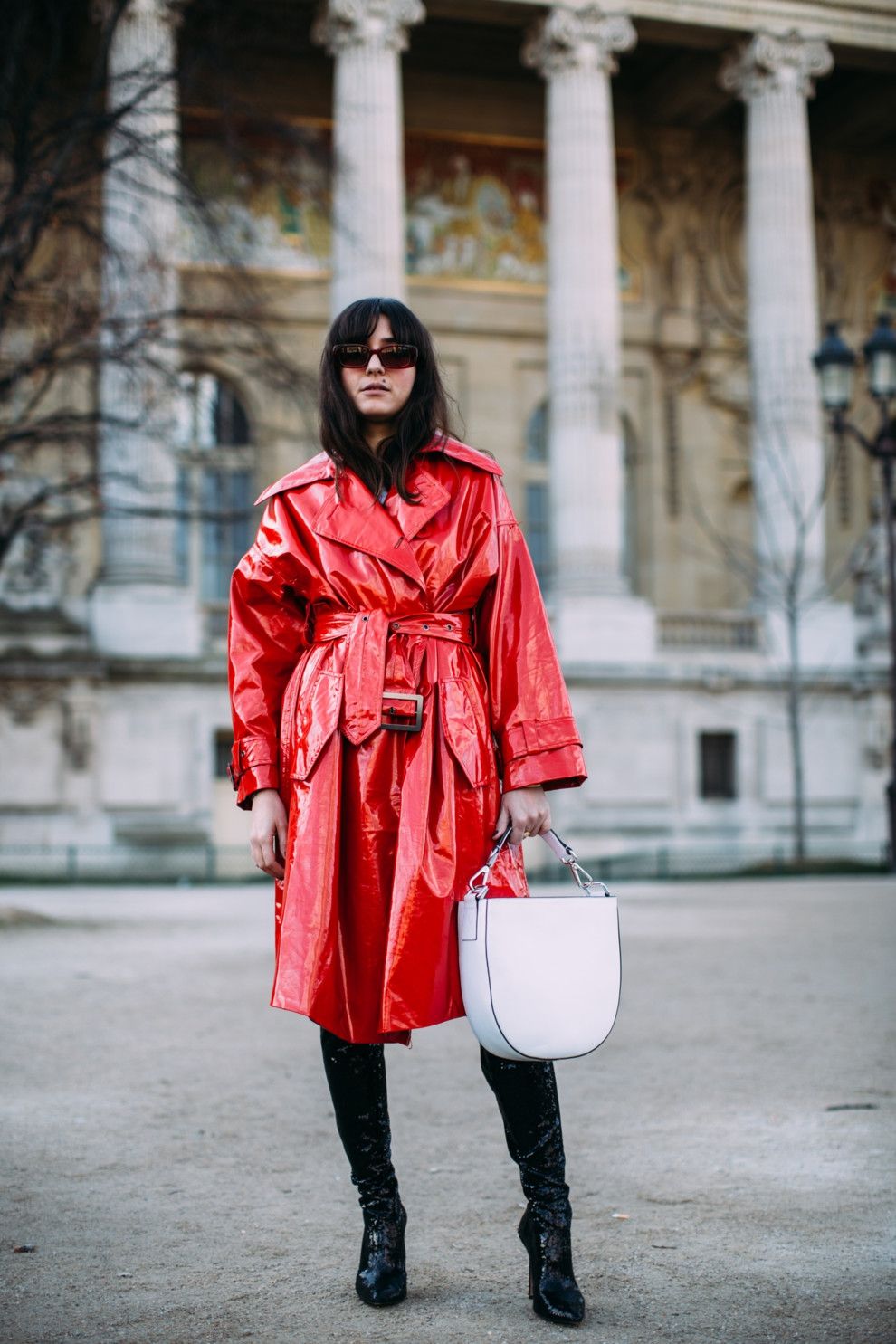 Lady in red: красный лаковый плащ стал хитом весеннего сезона - 374324 Lady in red: красный лаковый плащ стал хитом весеннего сезона - фото 374324