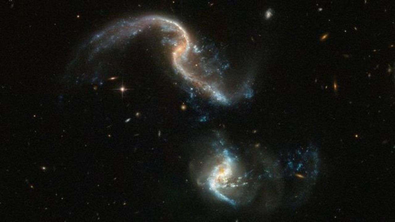 Просто космос: как выглядит слияния двух галактик - фото 374759
