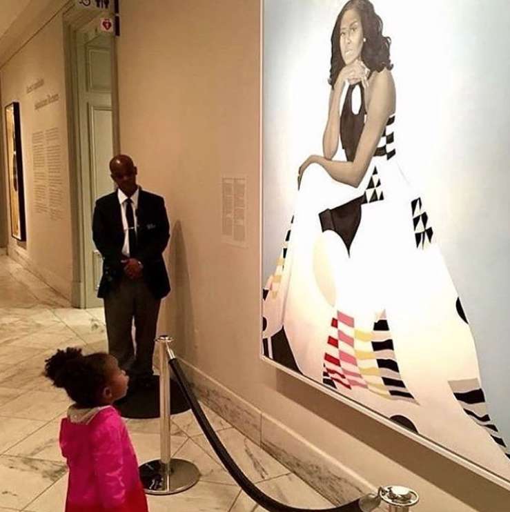 Всякое бывает: девочка приняла Мишель Обаму за королеву и стала звездой интернета - фото 373913