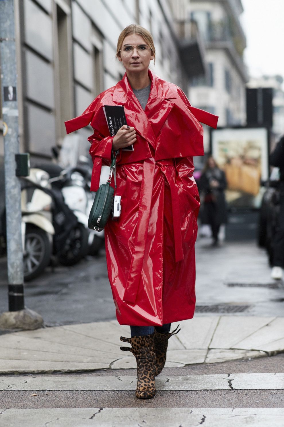 Lady in red: красный лаковый плащ стал хитом весеннего сезона - 374326 Lady in red: красный лаковый плащ стал хитом весеннего сезона - фото 374326