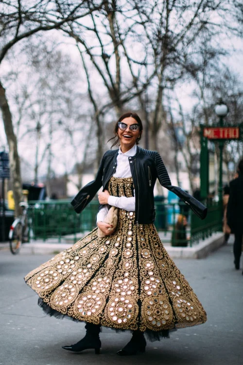 Французский шарм: стильные уличные луки на Неделе моды в Париже - фото 372882
