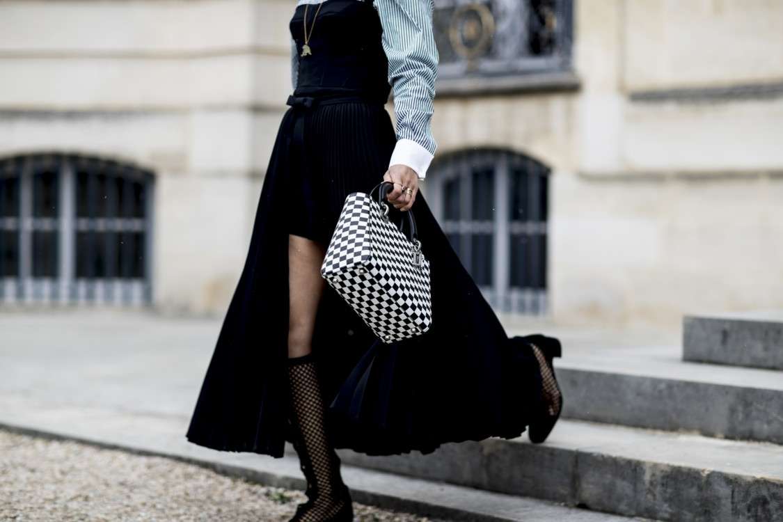 Французский шарм: стильные уличные луки на Неделе моды в Париже - фото 372872