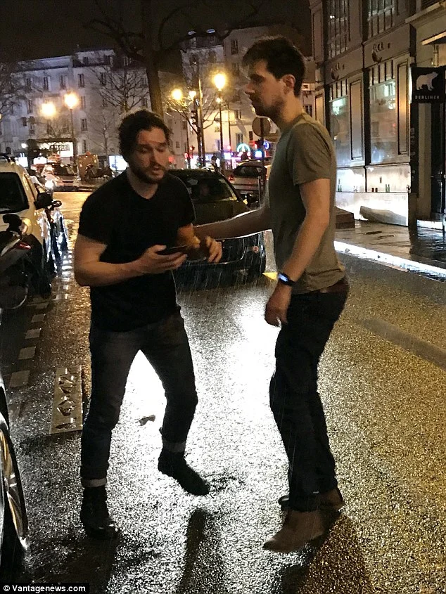 Очень пьяненький Джон Сноу прогулялся по улицам Парижа (ФОТО) - фото 375772