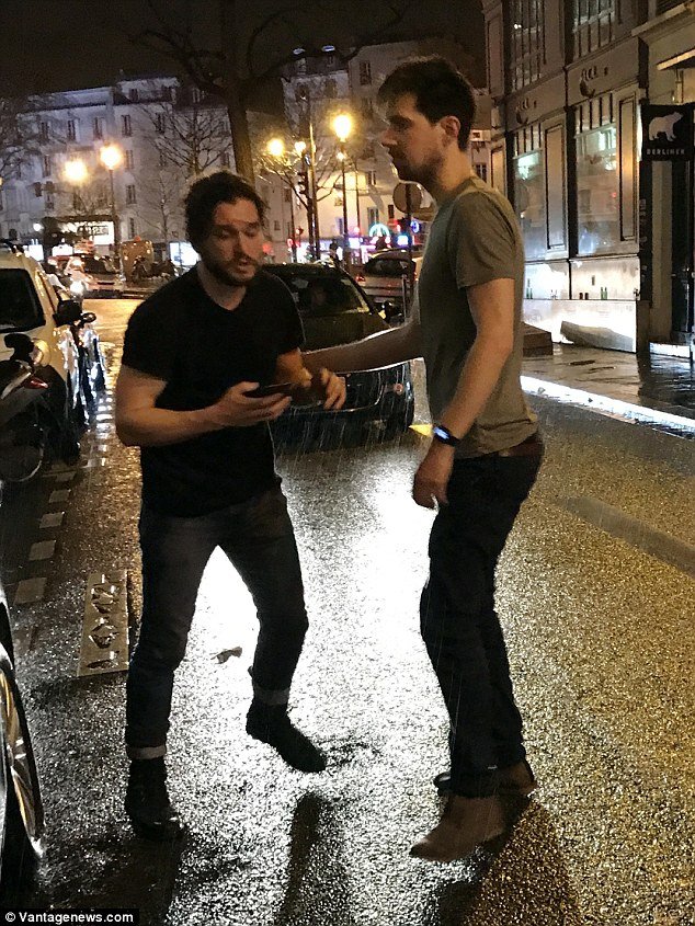 Дуже п'яненький Джон Сноу прогулявся вулицями Парижа (ФОТО) - фото 375772