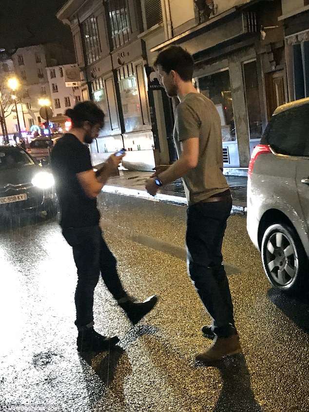 Очень пьяненький Джон Сноу прогулялся по улицам Парижа (ФОТО) - фото 375769