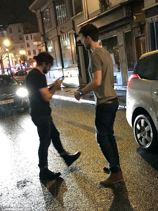 Дуже п'яненький Джон Сноу прогулявся вулицями Парижа (ФОТО) - фото 375769
