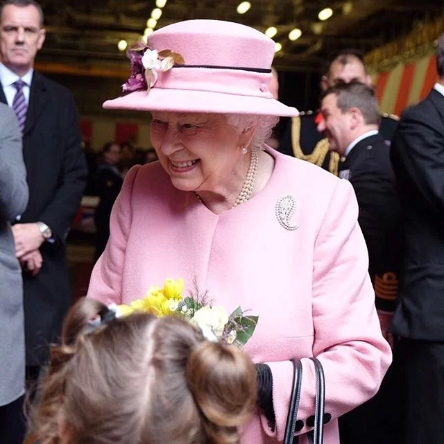 Королева Єлизавета ІІ замилувала весь світ своїм новим ніжним образом - фото 376827