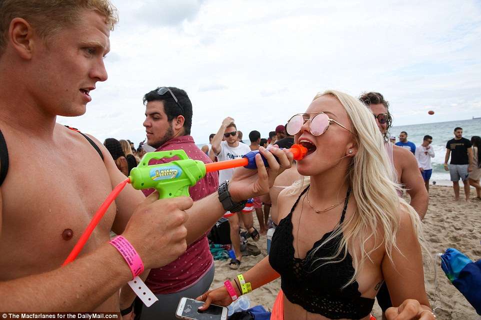 Голые попки, разврат и алкоголь: как американские студенты празднуют весенние каникулы - фото 374988