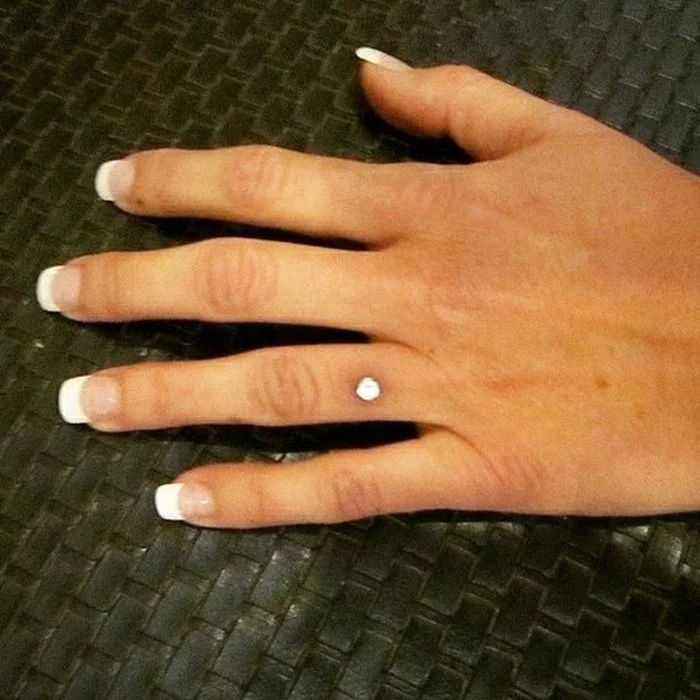 Пальцы, проколотые бриллиантами - новый тренд, который вас сильно удивит - фото 374743