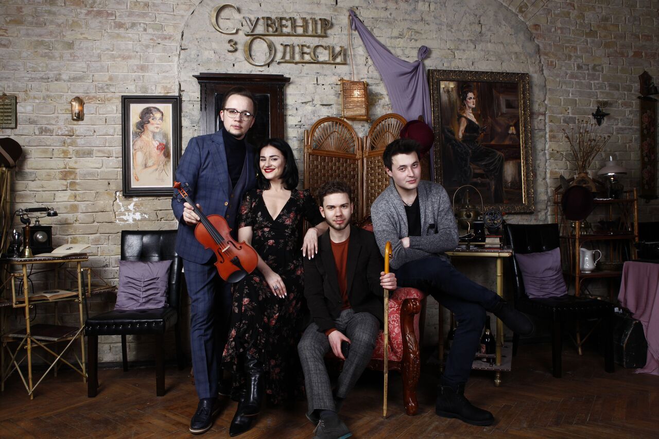 Как звезды сериала 'Школа' 'Сувенир из Одессы' искали - фото 373060