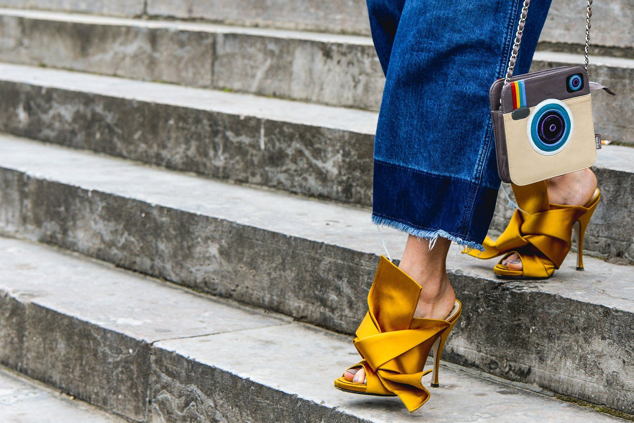 Весна в желто-голубых цветах: яркий street style - фото 374887