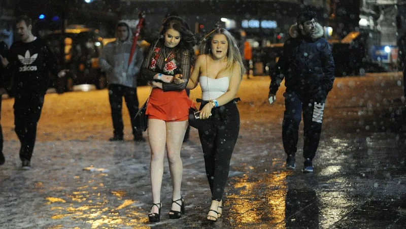 Британок не остановил снегопад, и они пошли тусить в коротких платьях и босоножках - фото 373475