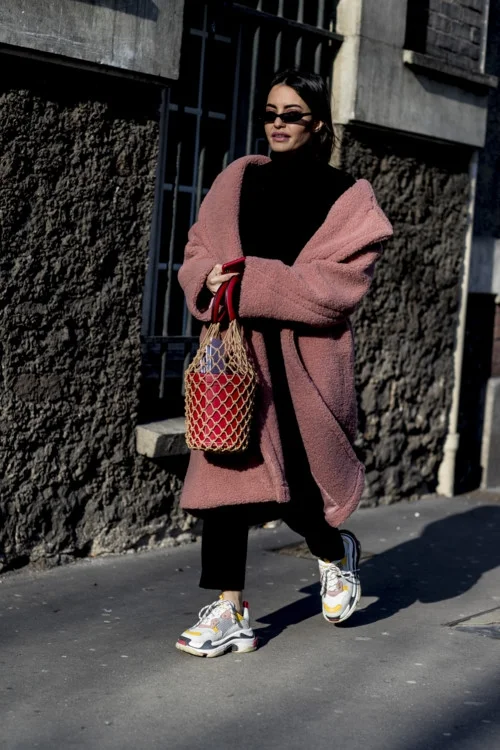 Французький шарм: стильні вуличні луки на Тижні моди в Парижі - фото 372875