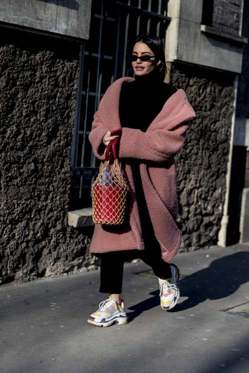Французский шарм: стильные уличные луки на Неделе моды в Париже - фото 372875