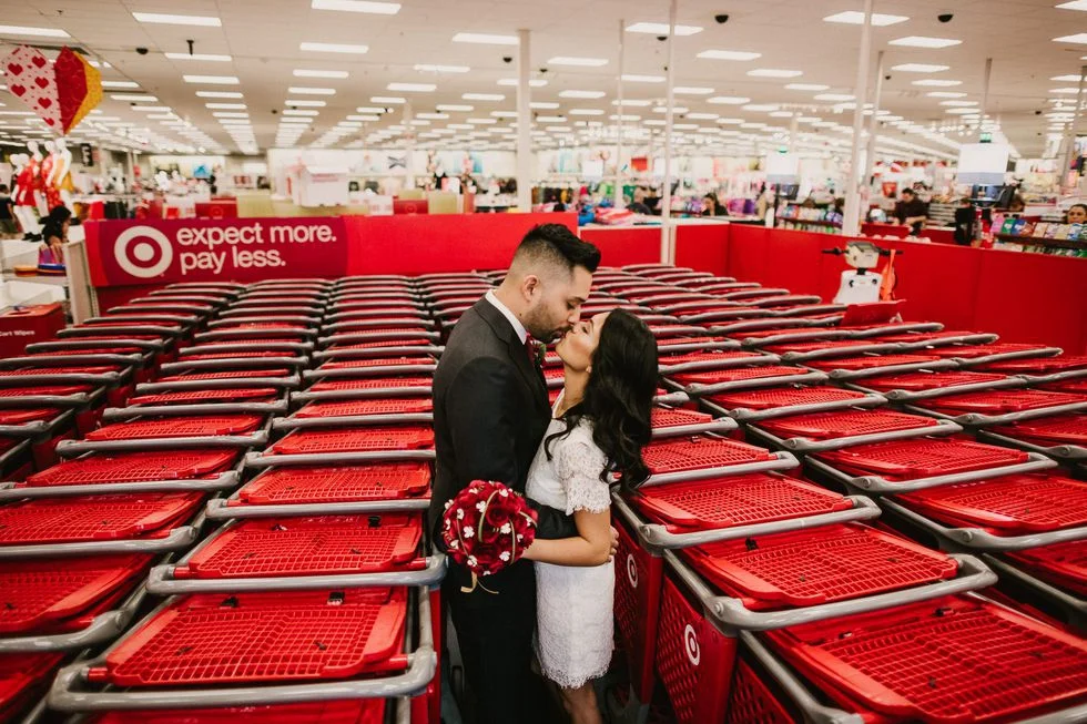 Пара сделала свадебную фотосессию в супермаркете, и это самое трогательное, что вы видели - фото 374219
